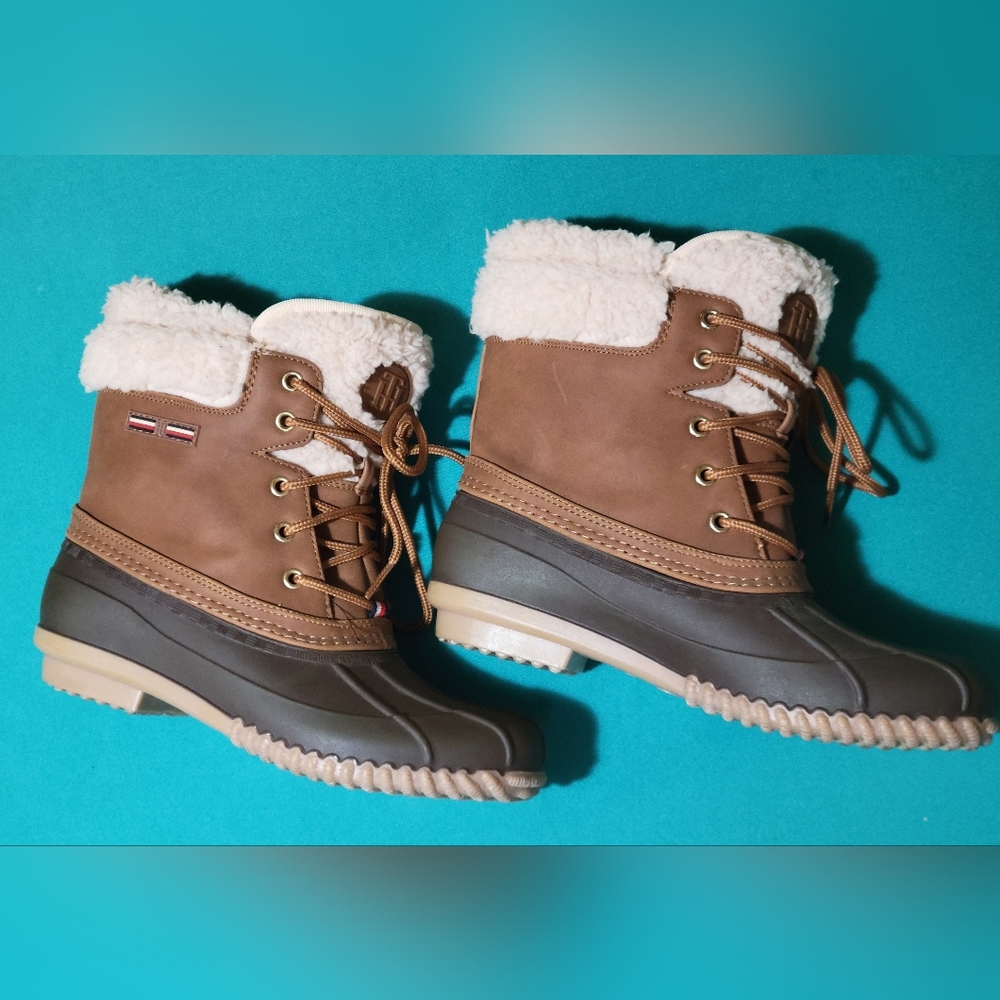 Tommy Hilfiger Women's Mysty Duck Boots Size 7